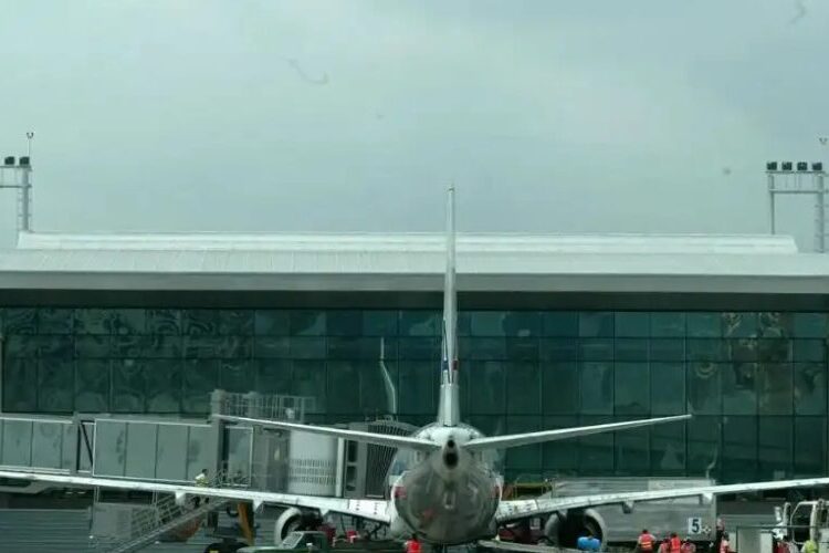 Detienen a pasajero de avión en Guatemala que amenazó falsamente con bomba