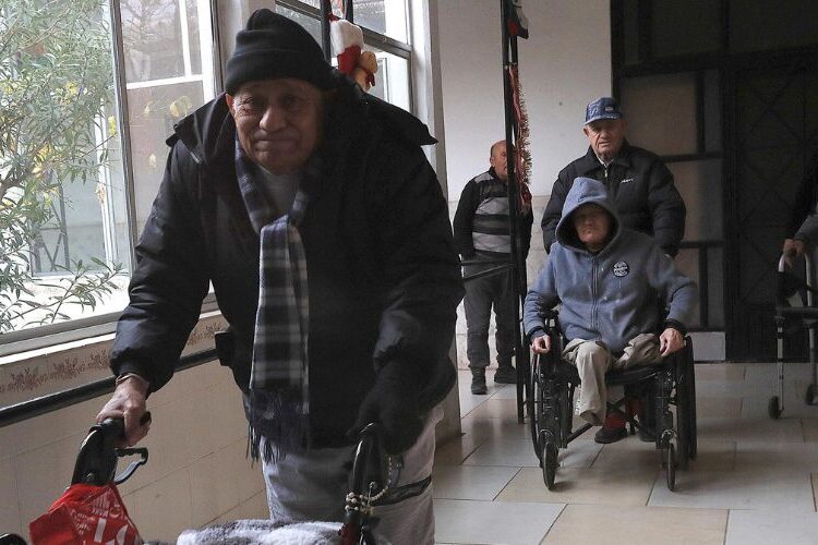 Adultos mayores de EEUU son abandonados en asilos de frontera con México en plena Navidad