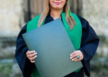 Periodista Rosa Escoto se gradúa en Universidad de México junto a once dominicanos