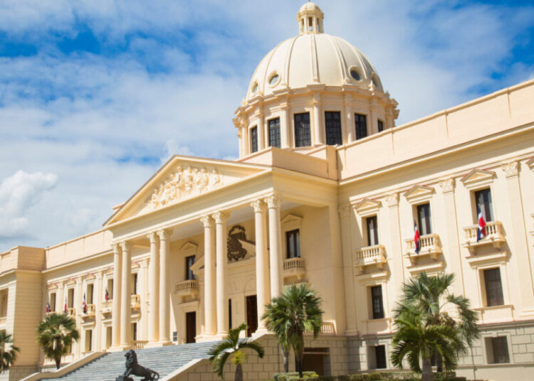 El Gobierno y el Colegio Médico Dominicano acuerdan aumento salarial