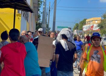 En medio de quejas, inicia en Santiago la entrega del Bono Navideño del gobierno