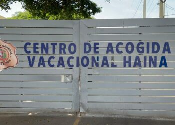 Familiares de indocumentados haitianos están apostados en el Vacacional de Haina en busca de información