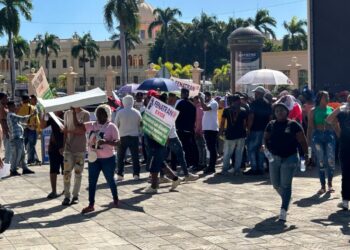 FENATRANO y ASONAEMTRA protestan frente al Palacio en demanda de pagos y beneficios pendientes