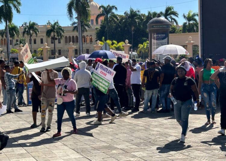 FENATRANO y ASONAEMTRA protestan frente al Palacio en demanda de pagos y beneficios pendientes