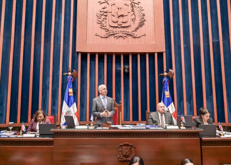 Senado aprueba resolución que solicita a la CNSS y a la SISALRIL incluir cobertura total para procedimiento gigantomastia