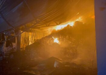 Incendio destruye almacén y vivienda en Santiago