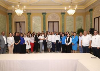 Vicepresidenta Raquel Peña inicia entrega de bonos navideños a juntas de vecinos