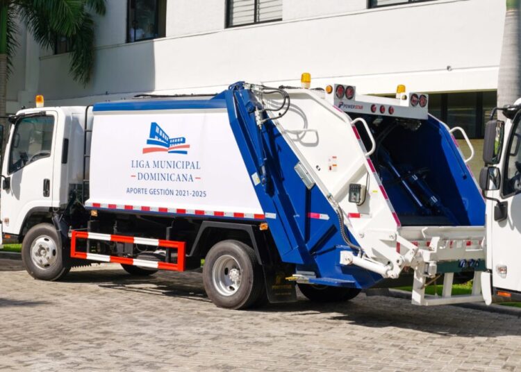Liga Municipal apoya adquisición de flotilla de once camiones compactadores para gobiernos locales