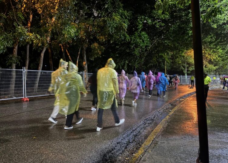 ¡Tu supiste! Con muletas y bajo la lluvia, fanáticos llegan al concierto de Ana Gabriel