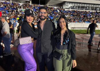 Con brillo y estilo mariachi: Llegan fanáticos para despedir la gira de Ana Gabriel