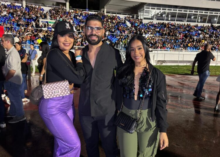 Con brillo y estilo mariachi: Llegan fanáticos para despedir la gira de Ana Gabriel