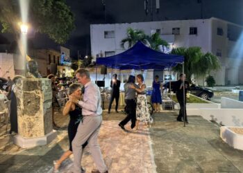 Embajadora de Argentina en RD muestra sus dotes de baile en la Zona Colonial
