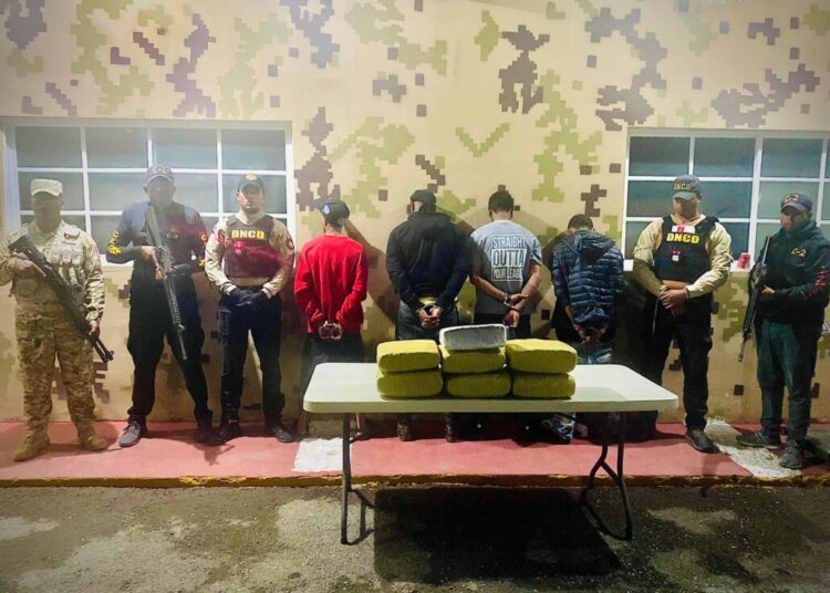 CESFronT y DNCD detienen a cuatro hombres con 70.1 libras de marihuana