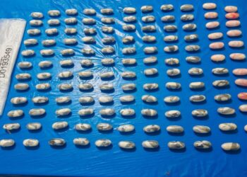 Atrapan en aeropuerto nigeriano con 134 bolsitas de cocaína en el estómago