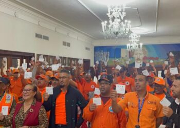 Gobernadora entrega bonos navideños a voluntarios de la Defensa Civil en Santiago