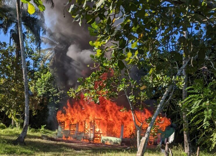 Ciudadano solicita ayuda para reconstruir la vivienda de su suegra afectada por un incendio en La Victoria 
