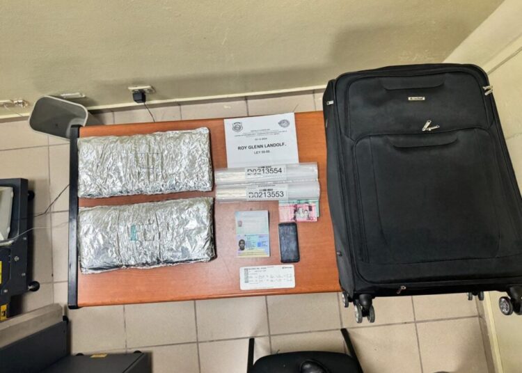 Atrapan holandés con cuatro kilos de cocaína en el aeropuerto del Cibao
