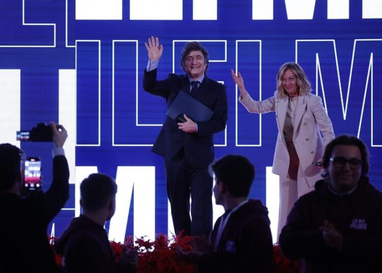 Milei insta a librar una batalla cultural contra la izquierda en un acto de juventudes de Meloni