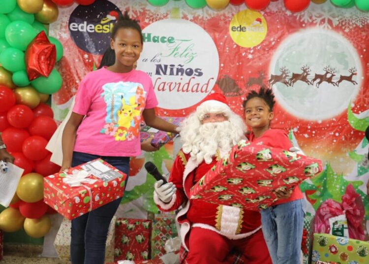 EDEEste entrega juguetes en Chirino, Monte Plata,y mejora el alumbrado público en la comunidad