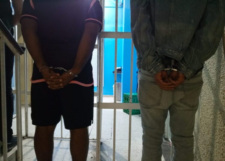 DNCD arresta dos hombres en el AILA con 35 paquetes de marihuana