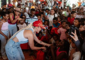Karol G lleva regalos de navidad a niños en la costa colombiana