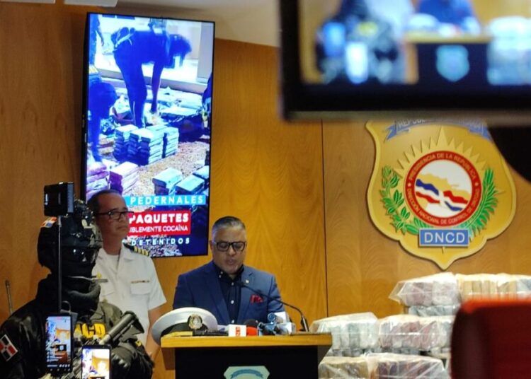 Interceptan un lancha con 641 paquetes de cocaína en Pedernales