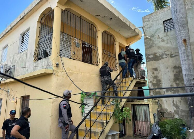 Policía desmantela dos puntos de venta de drogas y ocupa miles de porciones en La Romana