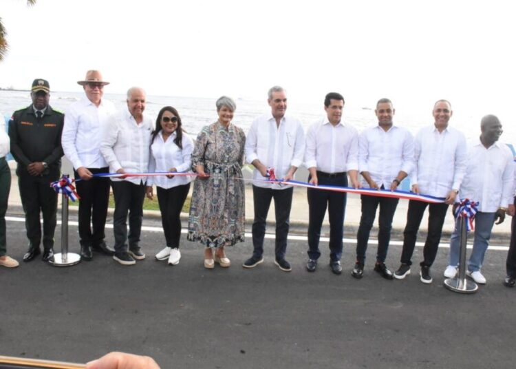 Abinader y Collado entregan el remodelado malecón de San Pedro de Macorís