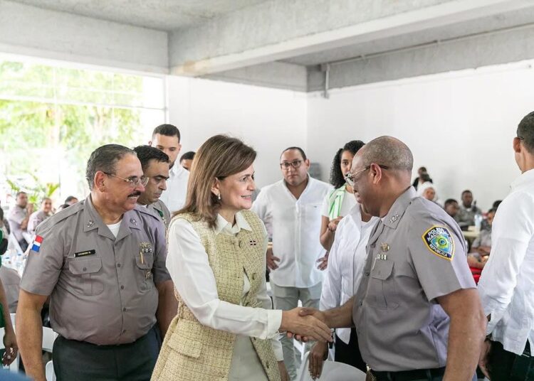 Raquel Peña comparte almuerzo navideño con agentes policiales en Santiago