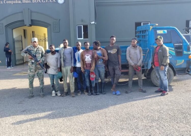 Ejército envía ante el Ministerio Público a conductores detenidos transportando haitianos indocumentados