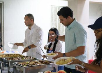 Fundación GBC lleva “Ruta de la Alegría Navideña” a niños del DN con cenas navideñas y entrega de juguetes