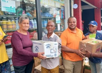 Felipe Félix (Kuki) lleva tradicional reparto «Navidad con Dignidad» a familias escasos recursos SDO