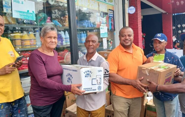 Felipe Félix (Kuki) lleva tradicional reparto «Navidad con Dignidad» a familias escasos recursos SDO