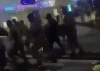 Una persona resulta herida, tras agentes policiales dispersar un “ teteo” con gas pimienta en Santiago