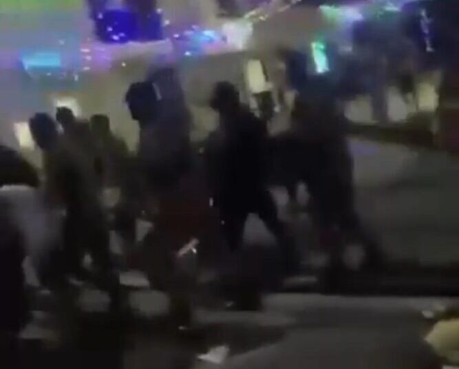 Una persona resulta herida, tras agentes policiales dispersar un “ teteo” con gas pimienta en Santiago