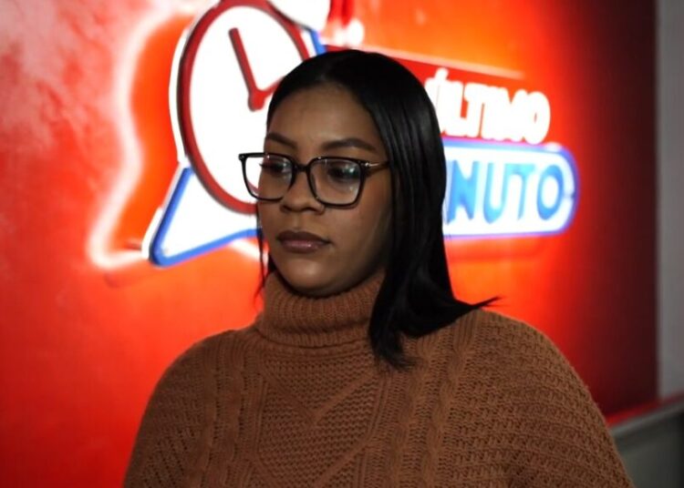 Joven denuncia robo de su vehículo en residencial de Santiago