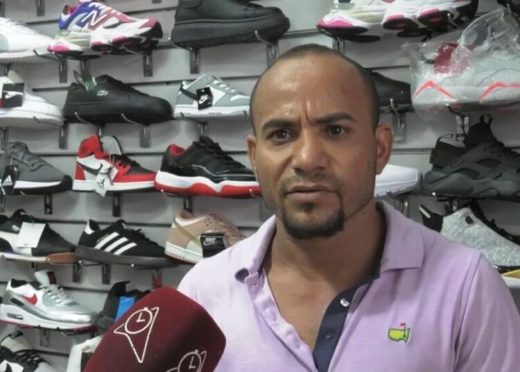 Vendedores de ropa de paca aseguran ventas están flojas en Navidad