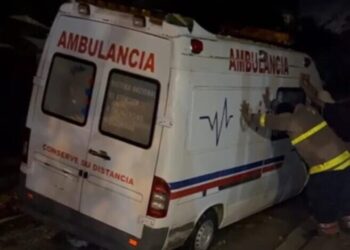 Ambulancia queda varada por mal estado de calle en Santiago