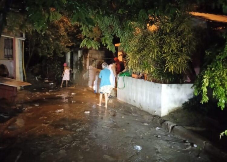 Lluvias inundan comunidades de Santiago y Puerto Plata; Defensa Civil ofrece apoyo logístico