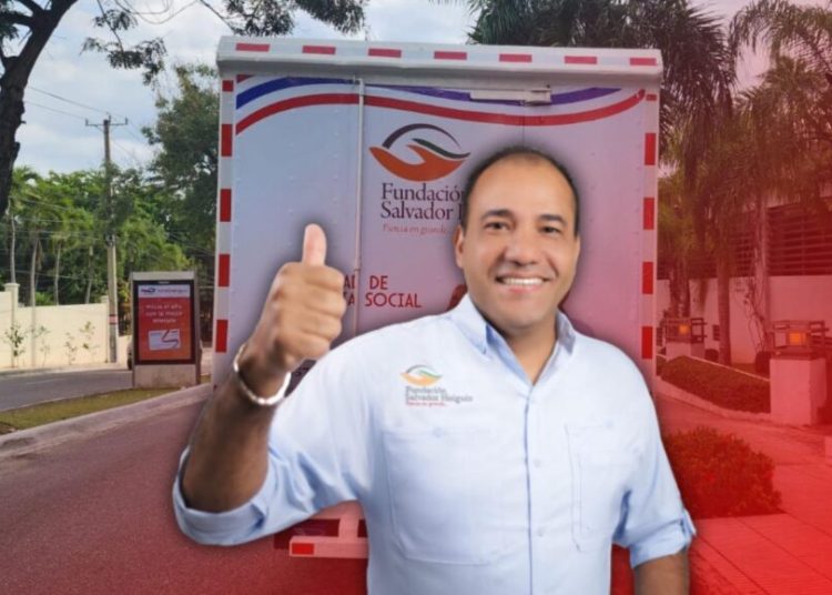 Salvador Holguín lleva entrega raciones alimenticias y bonos navideños a los más necesitados