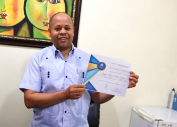 Educación reconoce al director Regional 03 de Azua por su eficiencia en la entrega de libros de texto