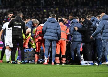 Futbolista que cayó desplomado en partido está consciente, despierto y extubado