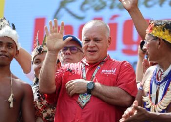 El Gobierno venezolano pide a los militares responder de forma «contundente» a los «enemigos»