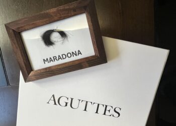 Subastan camiseta de Ronaldo de final del mundial 1998 y un mechón de cabello de Maradona