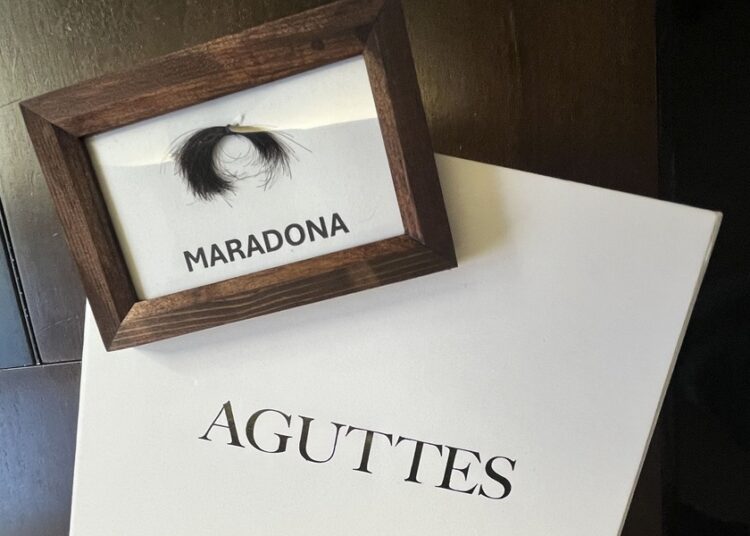 Subastan camiseta de Ronaldo de final del mundial 1998 y un mechón de cabello de Maradona