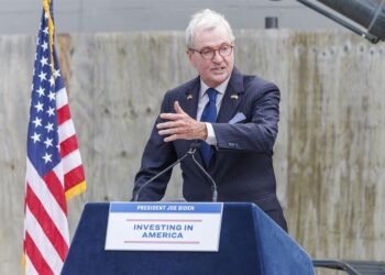 El gobernador de Nueva Jersey pide ayuda al presidente Joe Biden para investigar drones misteriosos