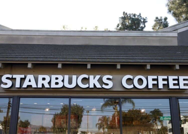 Huelga de empleados de Starbucks escala y afecta a cafeterías de costa a costa de EEUU