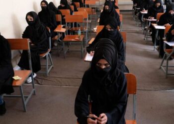 Los talibanes impiden a mujeres formarse como matronas o enfermeras, denuncian estudiantes