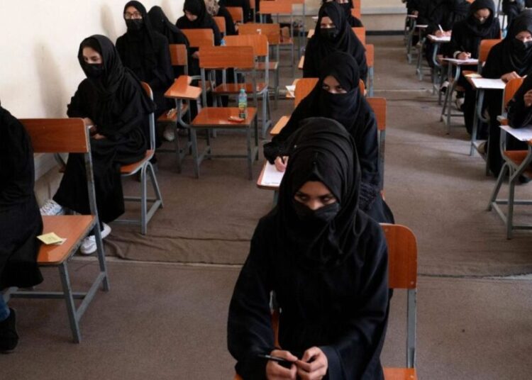 Los talibanes impiden a mujeres formarse como matronas o enfermeras, denuncian estudiantes