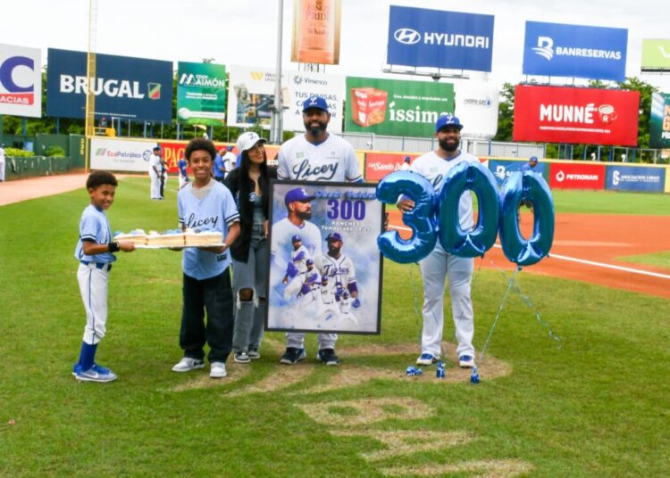 ElLicey honra a César Valdez por sus 300 ponches